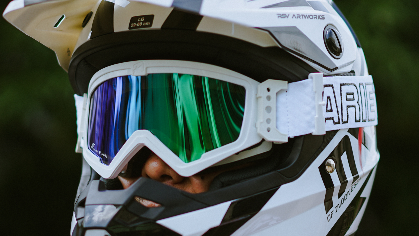 Perlu Anda Tahu, Helm Motocross itu Tak Cocok Digunakan Sehari-hari di Trek Aspal