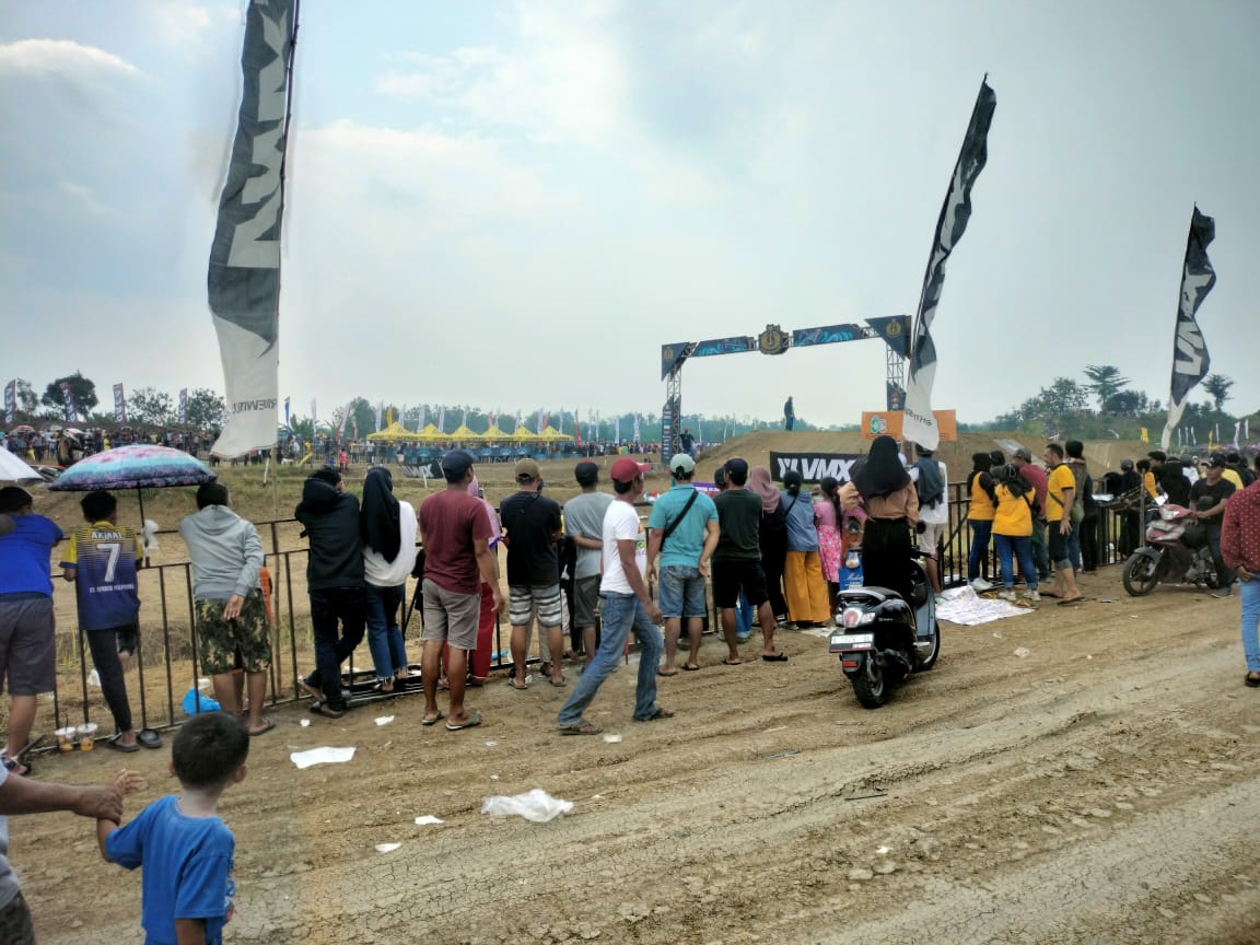 Ribuan Penonton Padati Kejurnas Grasstrack dan  Motocross Mojokerto