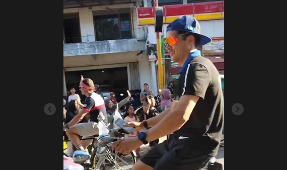 Melokal, Jorge Prado dan Pembalap Lain Asyik Menaiki Sepeda Ontel dalam Parade Rider MXGP Sumbawa