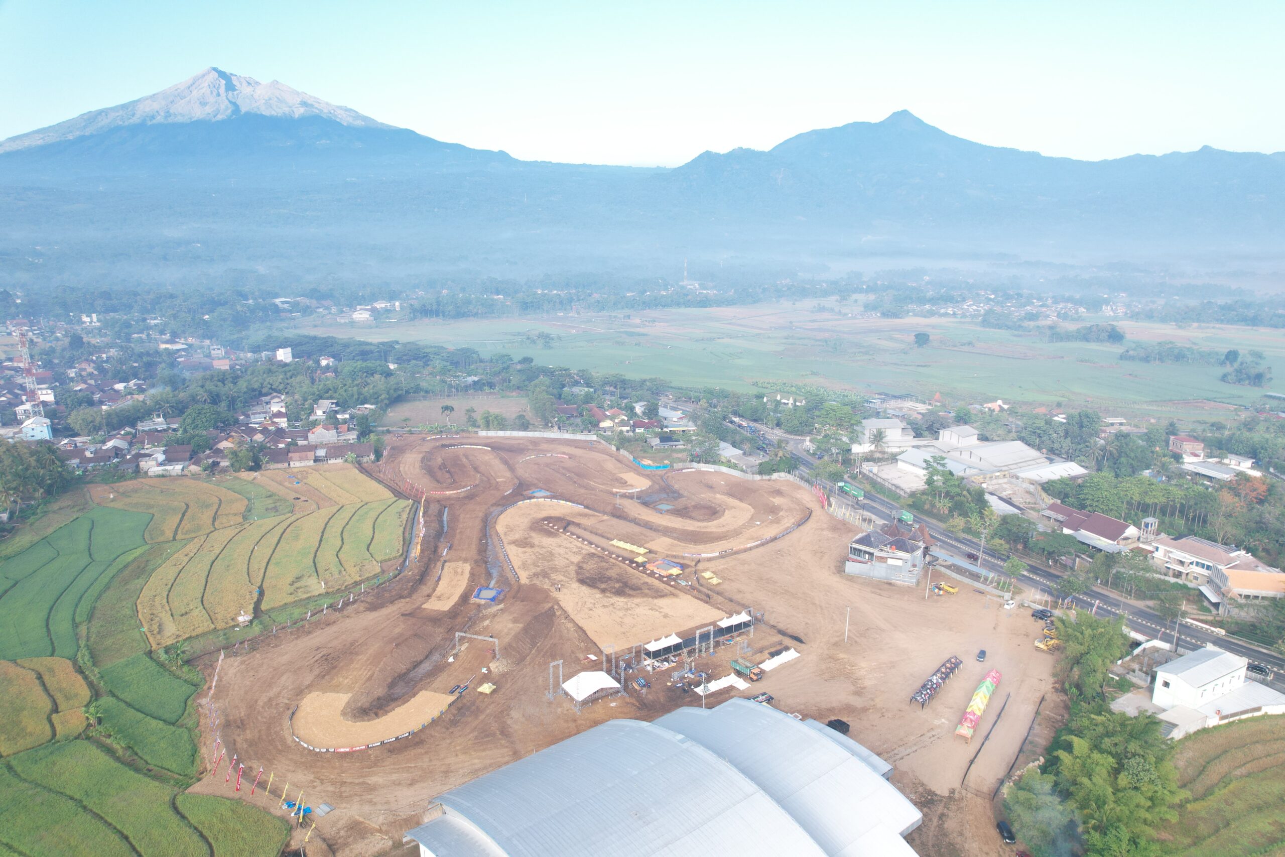 View Pegunungan Merbabu Menambah Keindahan Sirkuit Kasal Cup JC Supertrack di Salatiga