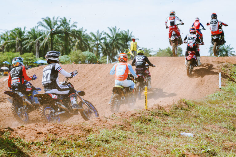 Okta Property Gelar Kejuaraan Motocross-Grasstrack di Pangandaran, Satu Unit Motor Trail Baru Jadi Hadiah Utama