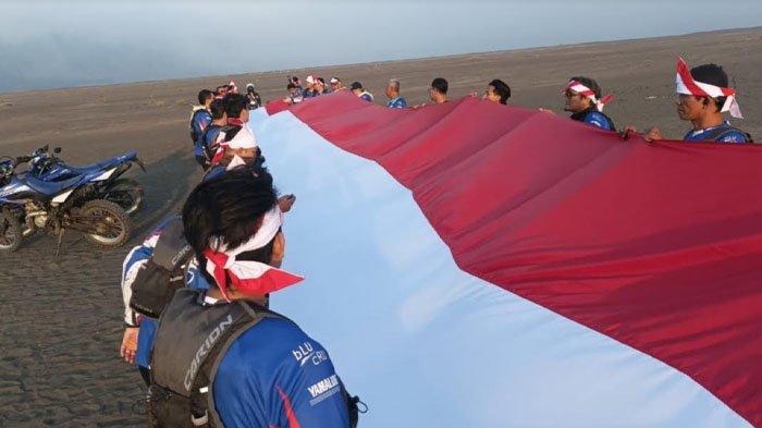 Rombongan Yamaha WR 155 R Serbu Gunung Bromo, Bentangkan Bendera Merah Putih Sepanjang 20 Meter