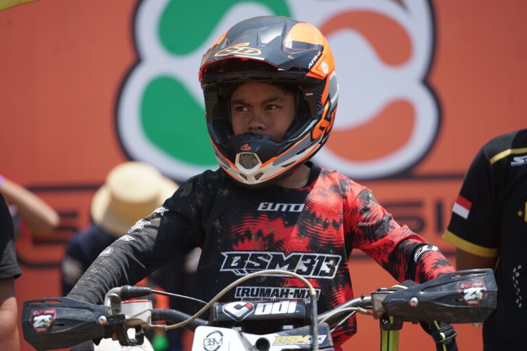 Full Senyum, “Si Bocah Ajaib” M. Athar Kembali Rajai MX 85cc Kasal Cup JC Supertrack Putaran 4