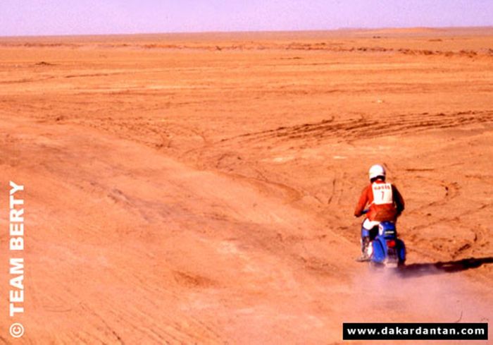 Gila atau Genius? Kisah Heroik Vespa Dipakai Reli Dakar 10.000 Km dan Finis