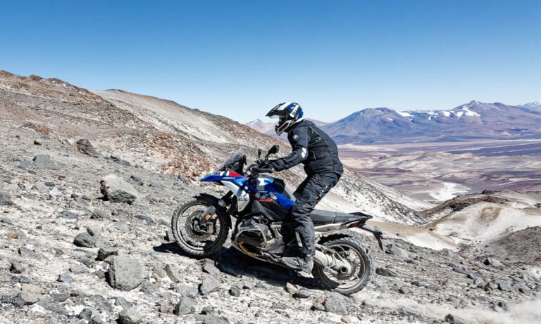 Sepeda Motor Adventure BMW R1300GS Sukses Mendaki Gunung Berapi Tertinggi Dunia dalam Tempo Kurang dari 20 Jam