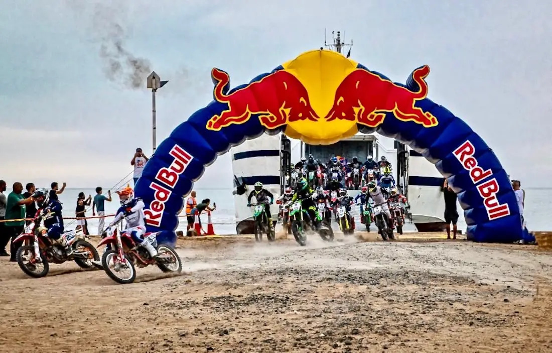 Balapan Cross Country di Semenanjung Arab, Start dari Dek Kapal Perang dengan Trek Unik