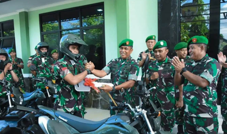 Kemenhan RI Bagi-Bagi Ribuan Motor Trail untuk TNI AD di NTT