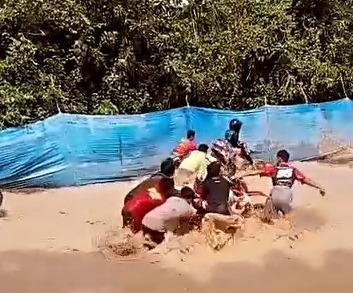 Tak Dihentikan, Puluhan Pembalap Terpaksa harus Terjang Banjir Saat Balap di Sirkuit Air Simpur Sumatera Selatan
