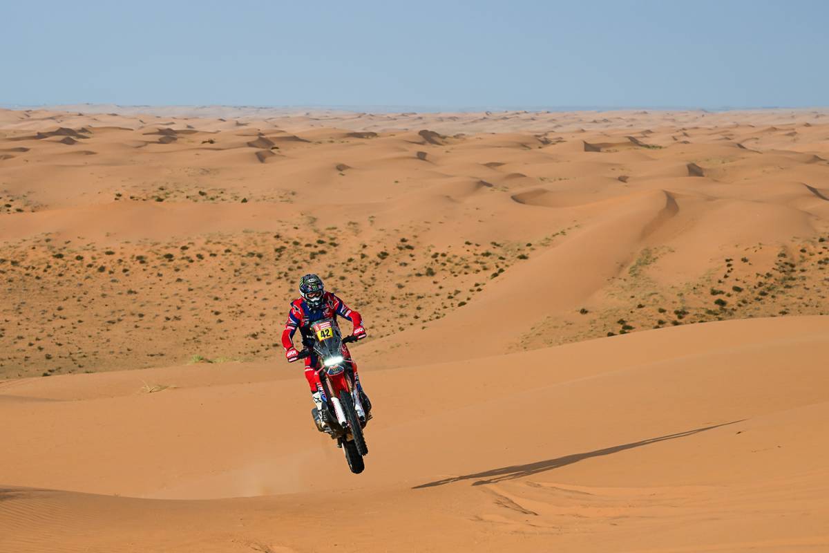 Ini Hal yang Dilakukan Saat Motor Trail Pembalap Reli Dakar Sampai ke Garis Finis