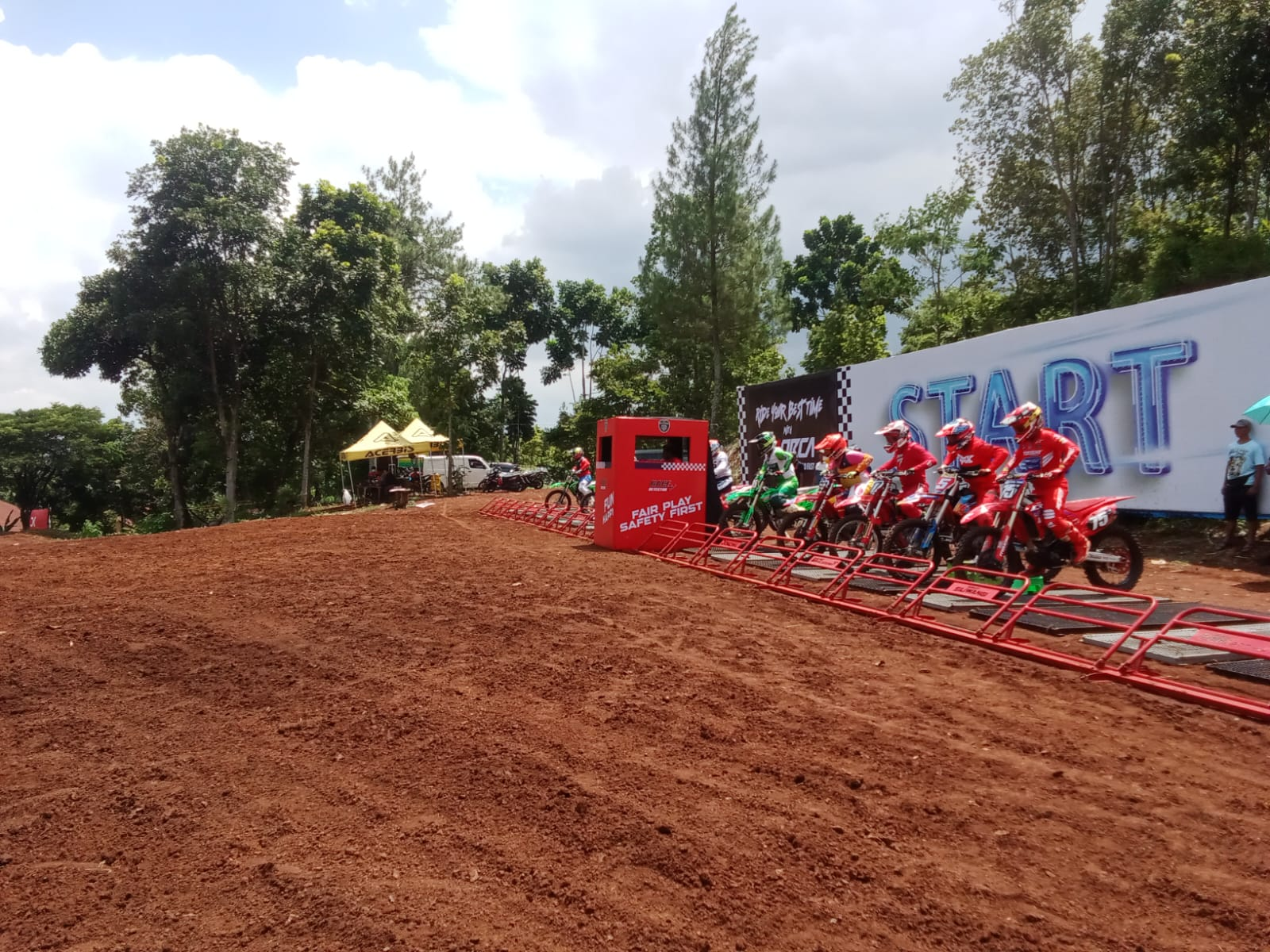 Latihan Bersama Bertajuk “Ride Your Best Time” Sukses Digelar di Sirkuit Siliwangi