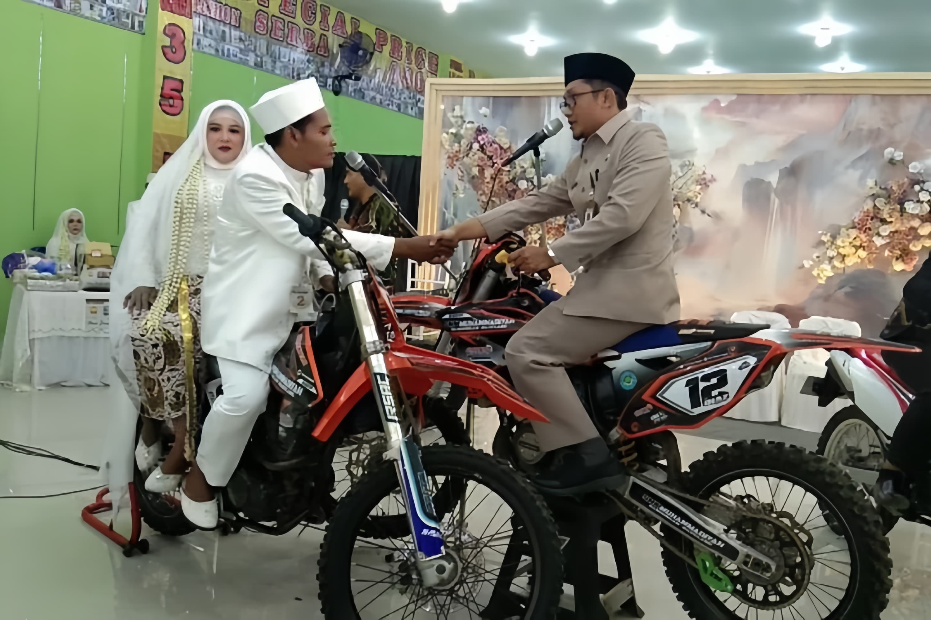 Viral! Nikah Massal Anti-Mainstream di Atas Motor Trail, Netizen Heboh