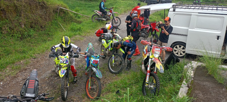 Rider dari Klub Jarambah dan Kamen Rider Jadi yang Terdepan Tiba di Finish Bukit Klangon