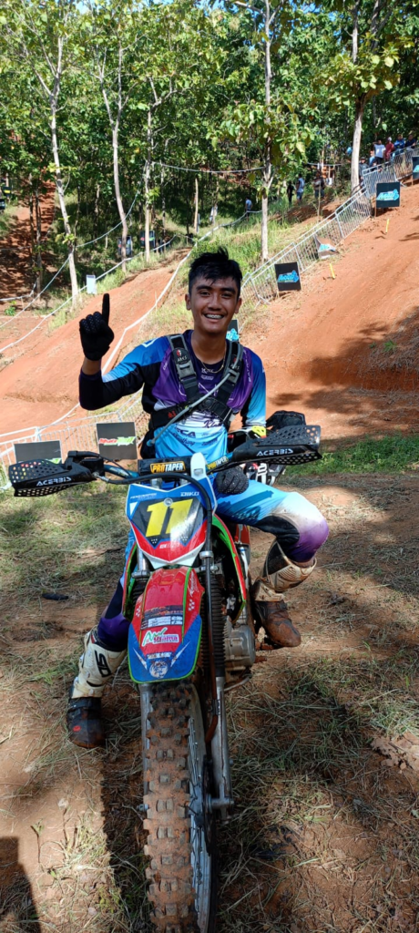 Pembalap Sleman Diko Pandaya Rebut Gelar Juara Lokal Hobby, Banyak Insiden Terjadi di Gundukan Batu
