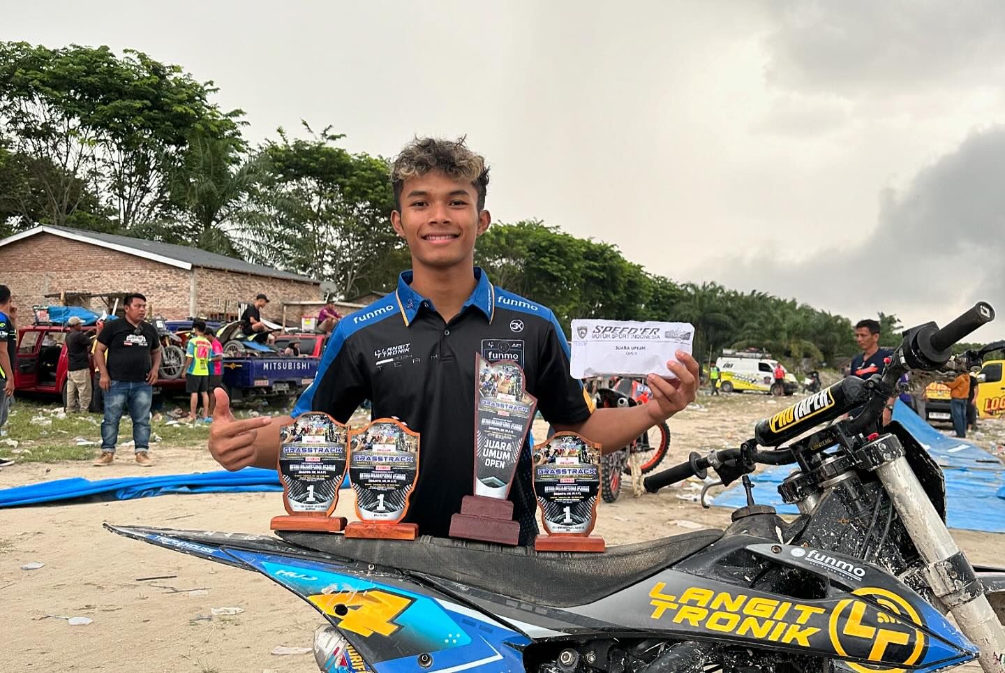 Pembalap Blitar M. Zidane Alnesa Rebut Gekar Juara Umum Kejurnas Grasstrack Regional 1A Sumatera