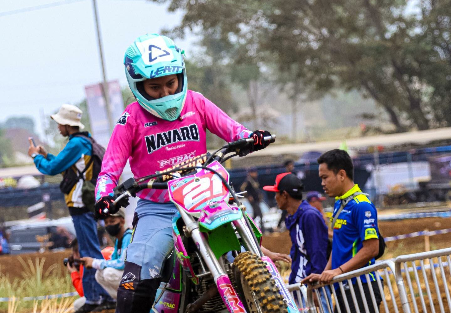 Pasangan Cindy Murf dan Rangga Terlalu Kuat untuk Pembalap Lainnya di Kelas Ganda Campuran Enduro Race