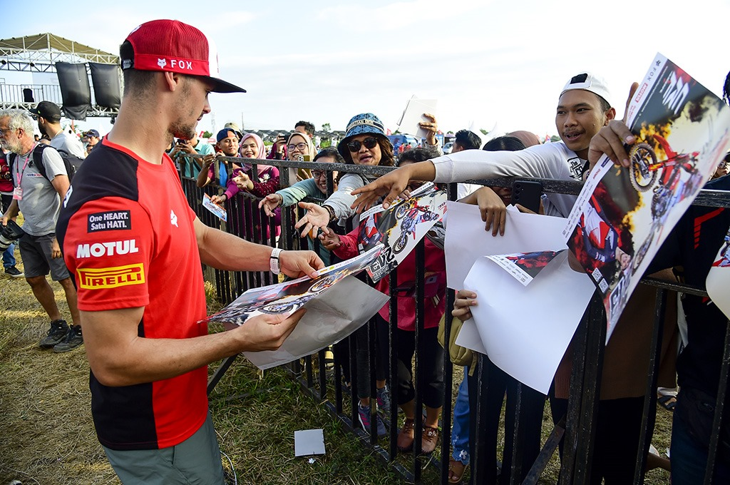 Seru! Pembalap MXGP Lakukan Meet and Greet di Sirkuit Selaparang, Anak-Anak TK Suguhkan Tarian Tradisional