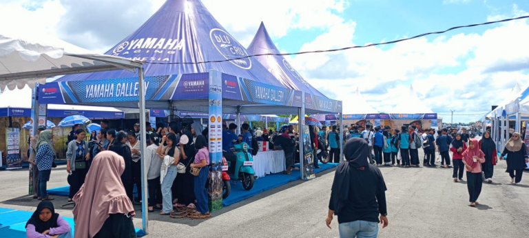 Ribuan Warga Sintang Tumplek Blek di Hari Perdana Event Yamaha Enduro Challenge