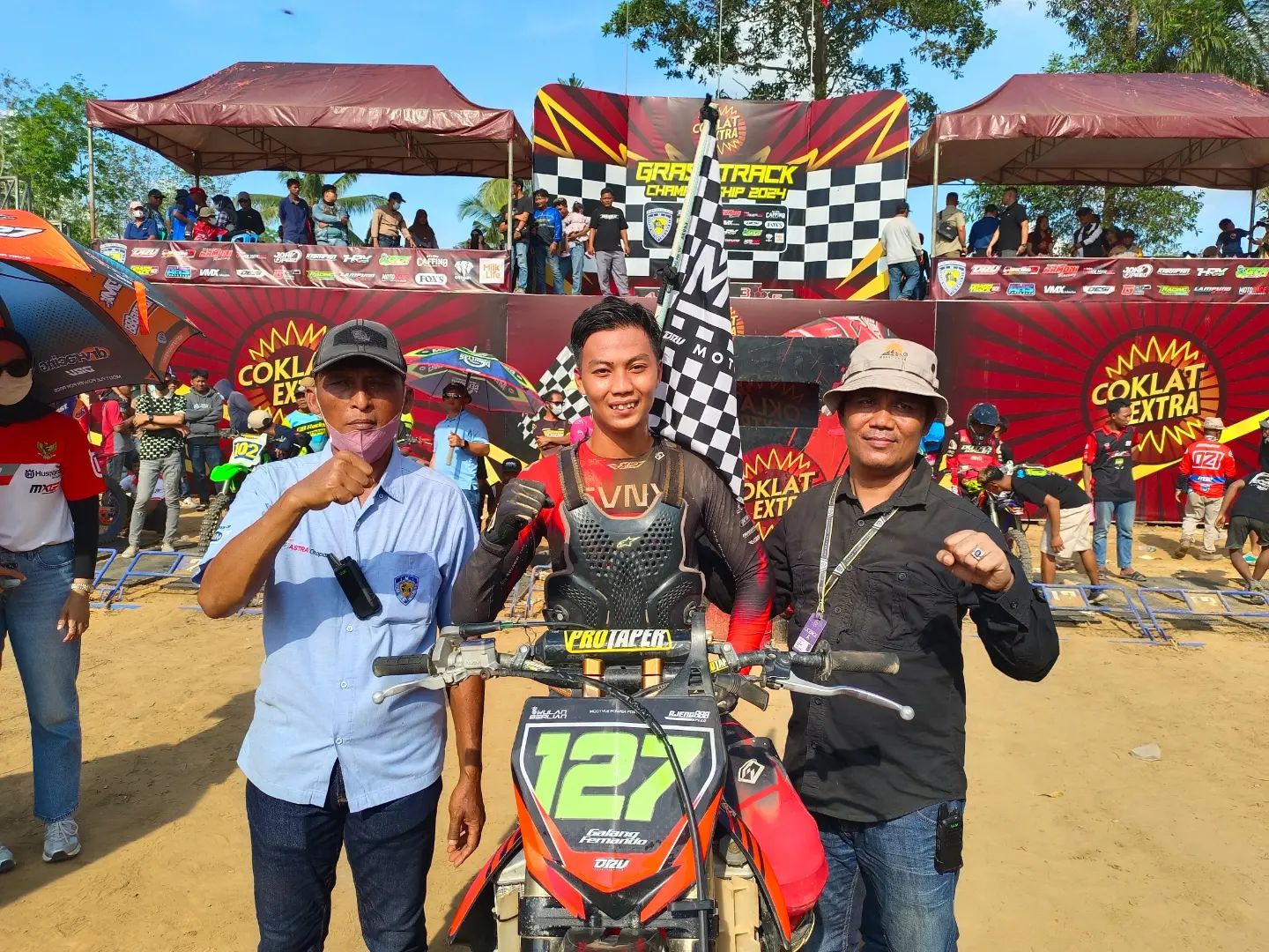 Galang Fernando Sabet Gelar Ganda di Putaran 4 Grasstrack Motorace Series Sumsel