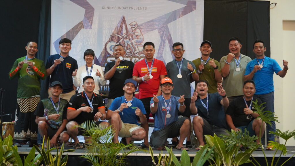 Para penakluk Curug Pletuk mendapatkan medali pada saat Gala Dinner SVNX Ride the Altitude