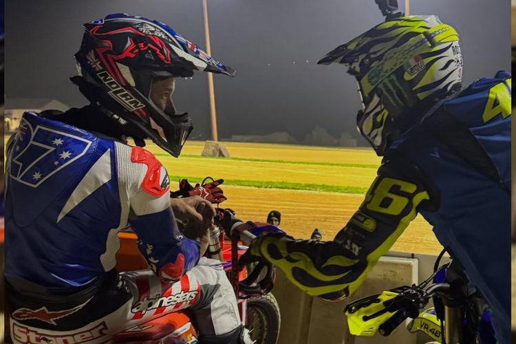 Casey Stoner bertamu ke Moto-Ranch milik Valentino Rossi, Kembali Adu Kecepatan di Sirkuit Flat Track