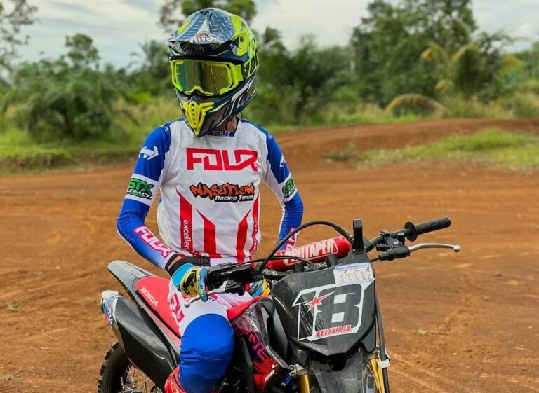 Perdana Bersama Tim AKRT Feat RAP, Pembalap Felix Aja Siap Menggebrak Tiga Putri Open Grasstrack Karawang