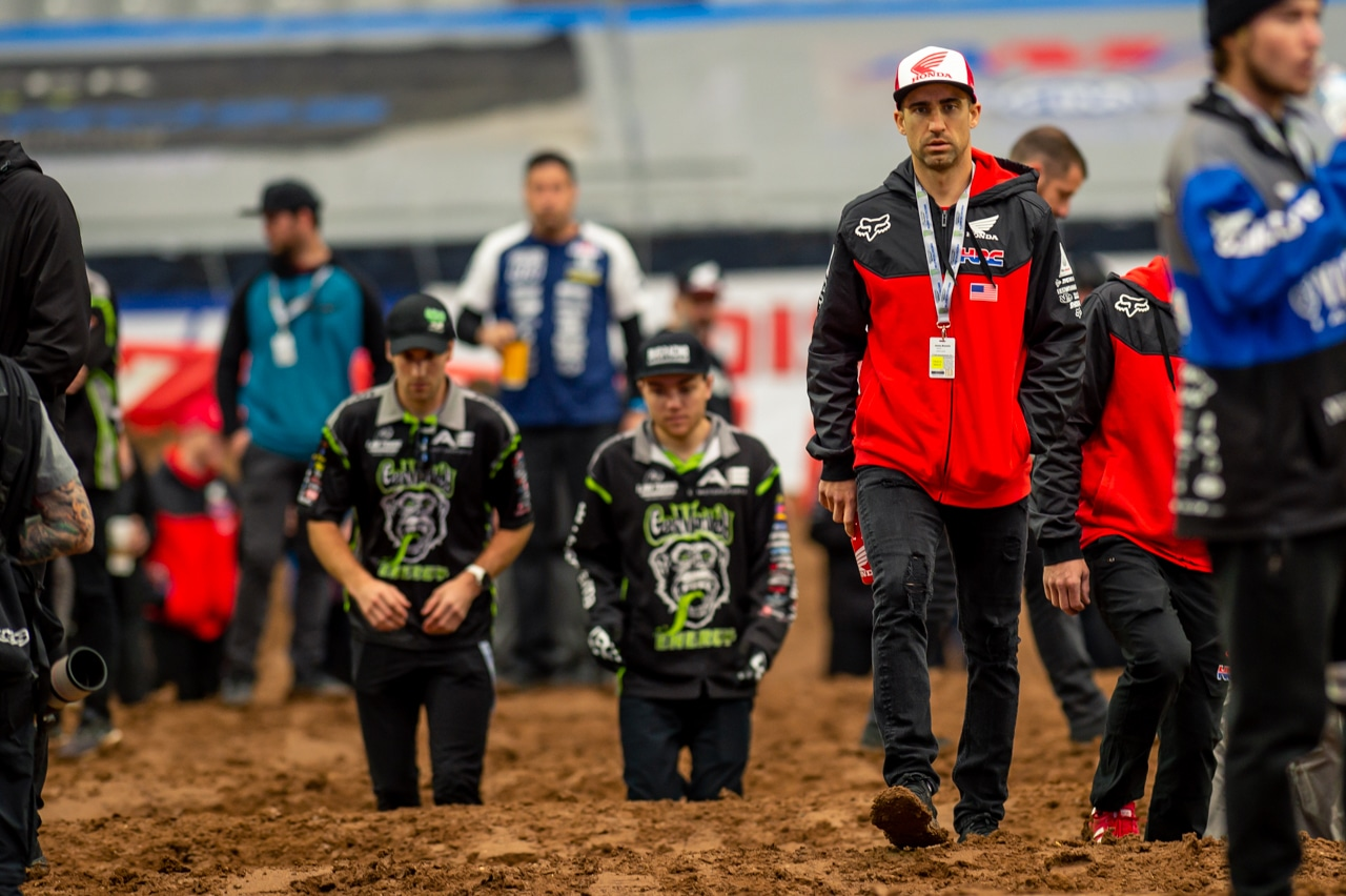 5 Alasan Mengapa Track Walk Jadi Ritual Wajib Pembalap sebelum Balap