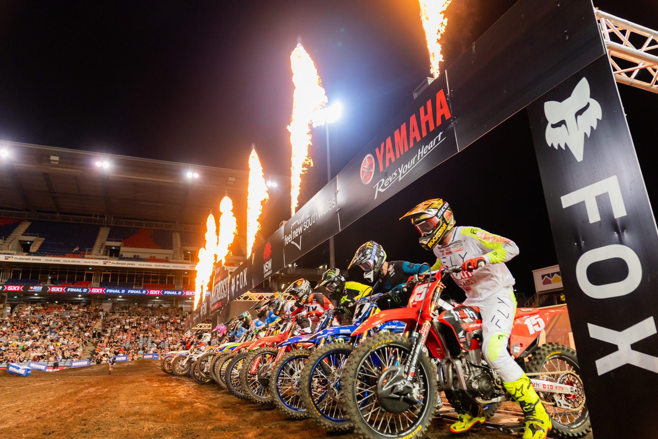 Atmosfer Intens Supercross: Balap Motor Spektakuler di Bawah Sorotan Lampu Stadion