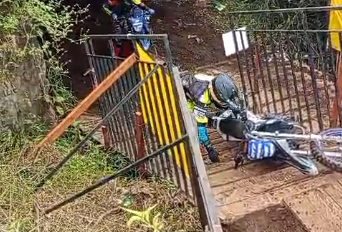 Jatuh-Bangun Para Rider di Bawah Jembatan, Hadapi Obstacle Tanjakan Kayu nan Licin