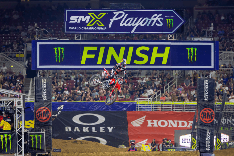 Hunter Lawrence Menangi Duel Panas Playoff 2 SuperMotocross, Jo Shimoda Rebut Kemenangan di 250SMX